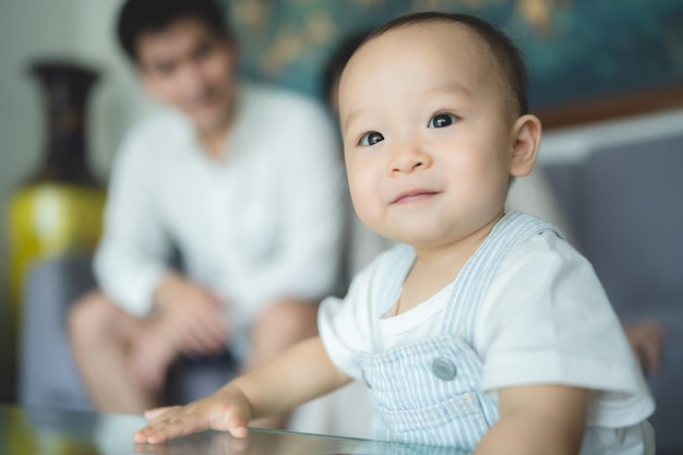 Lindo bebé asiático niño persona retrato pequeña infancia en feliz e inocencia concepto pequeño adorable niño apoyo por el cuidado de la madre