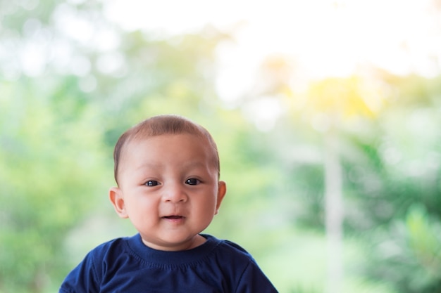 Foto lindo bebê asiático