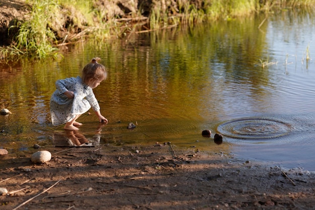 lindo bebé caminando sobre el agua