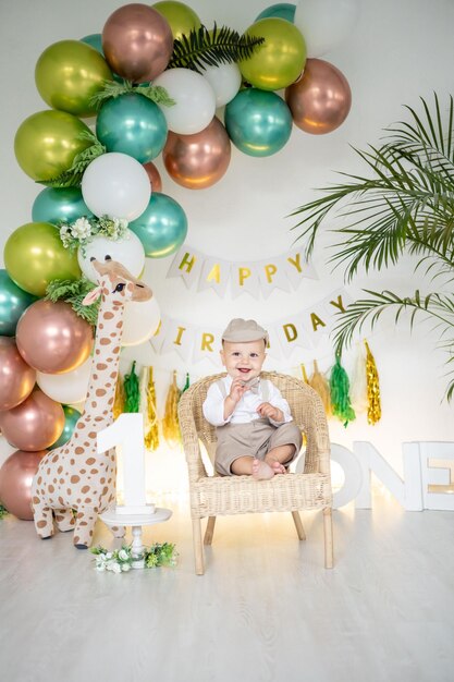 Un lindo bebé celebra su primer cumpleaños con globos de colores brillantes y accesorios festivos para las primeras vacaciones de los niños