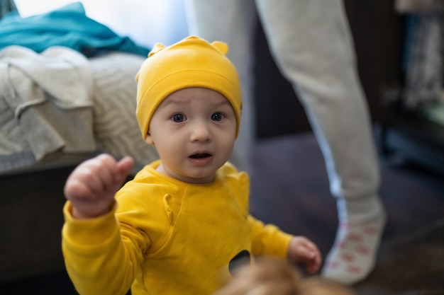 Lindo bebé de cerca jugando en casa, estilo de vida