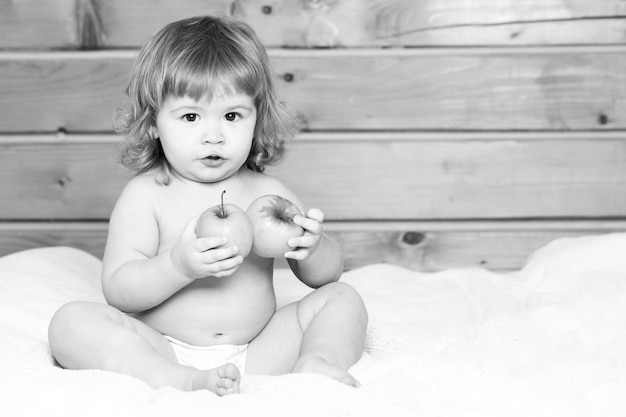 Foto lindo bebé come manzana alimentos sólidos para bebés niño comiendo concepto de nutrición