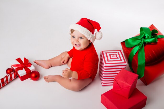 Lindo bebé disfrazado de Santa con regalos