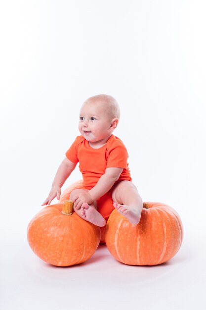 Lindo bebê em sessão de t-shirt laranja