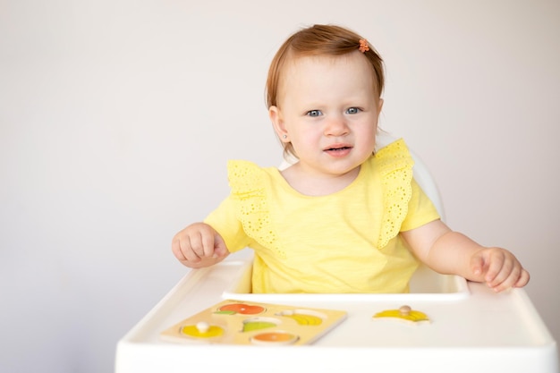 Lindo bebé emocional está jugando Aprendizaje y desarrollo infantil Juguetes educativos ecológicos de madera Sistema Montessori