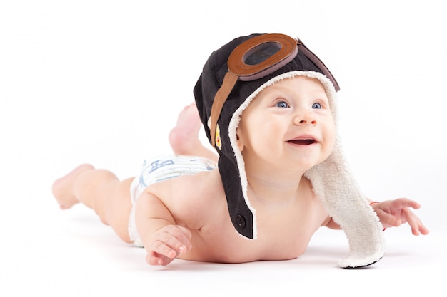 Lindo bebé feliz en pañal y sombrero piloto