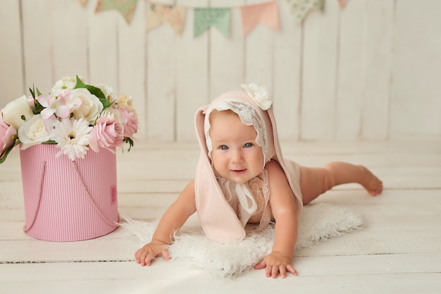 Foto lindo bebé gracioso con traje de oreja de conejo posando