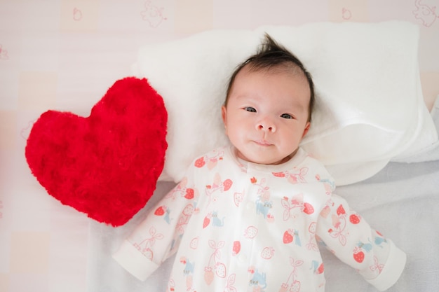 lindo bebé japonés y un corazón