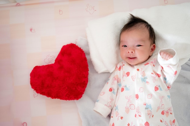 lindo bebé japonés y un corazón