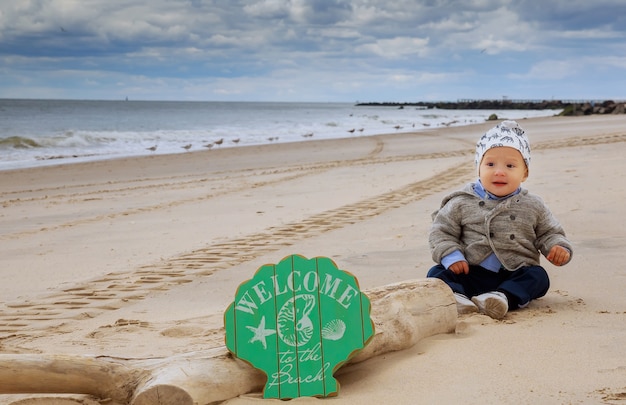 Lindo bebé jugando con juguetes de playa