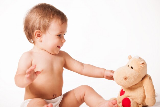 Lindo bebé jugando con peluche