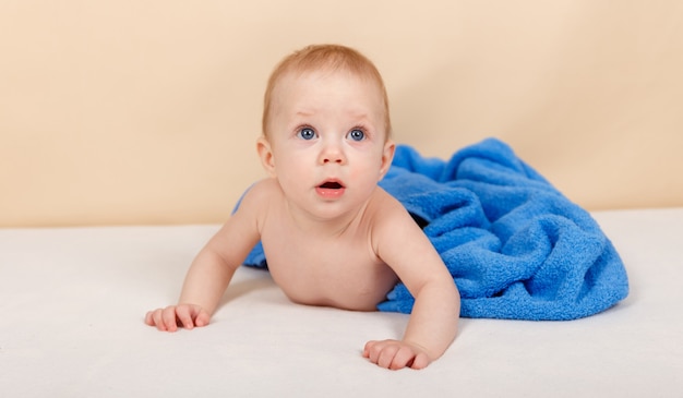 Lindo bebé lleva pañales para bañarse y lavarse los niños pequeños