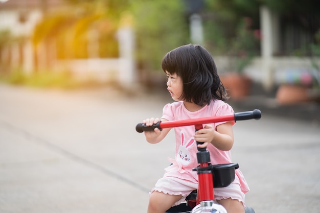 Lindo bebé llorando y montando bicicleta