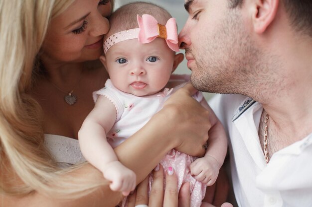 lindo bebé nacido con mamá y papá