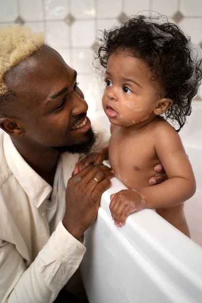 Lindo bebé negro en casa con sus padres