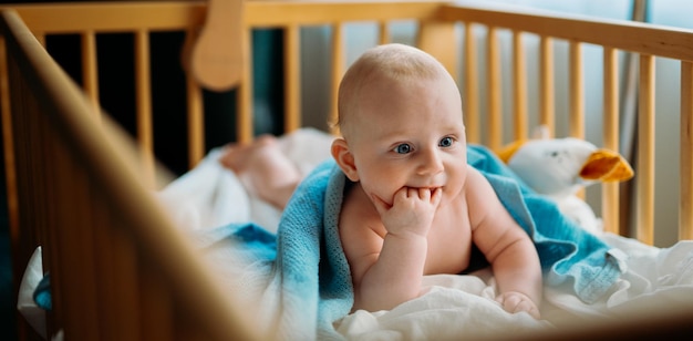 Lindo bebé niño gateando con ojos azules