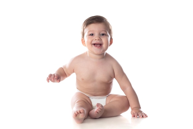 Foto lindo bebé en pañal mirando a la cámara aislada sobre un fondo blanco.
