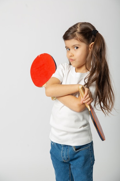 Lindo bebé con raqueta de ping pong