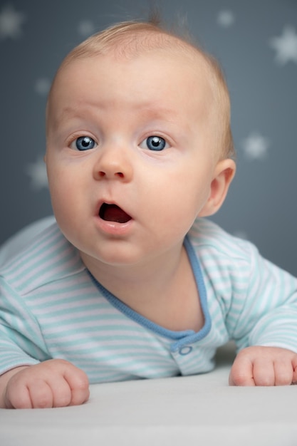 Lindo bebé recién nacido con ojos azules retrato de primer plano Niño mirando a la cámara