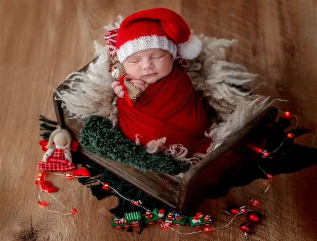 Lindo bebé recién nacido con sombrero de santa