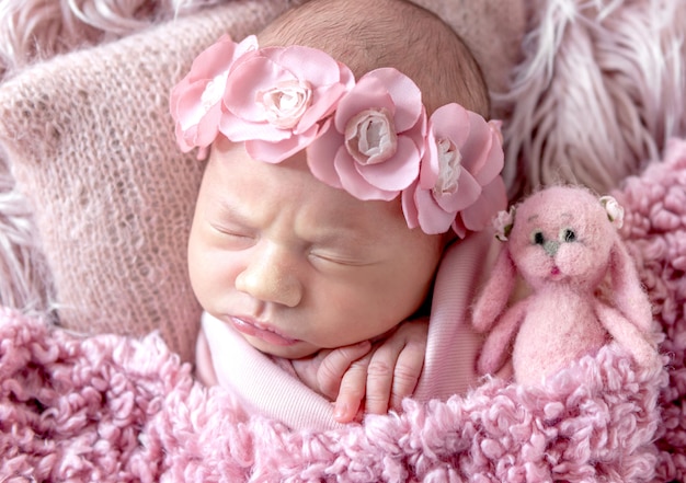 Foto lindo bebé recién nacido soñoliento