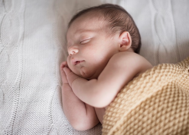 Foto lindo bebé recién nacido tomando una siesta