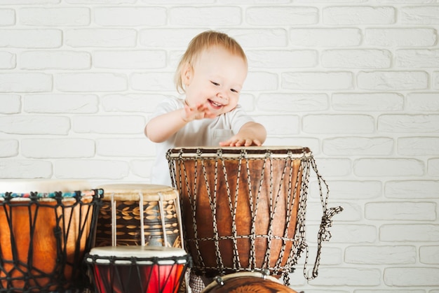 Lindo bebé tocando la batería