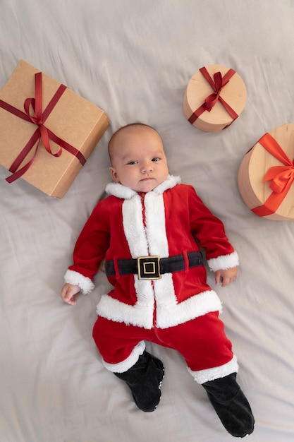 Foto lindo bebé vestido con ropa de santa claus