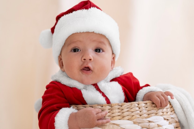 Foto lindo bebé vestido con ropa de santa claus