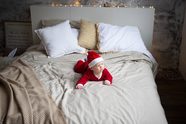 Foto lindo bebezinho comemora o natal em casa