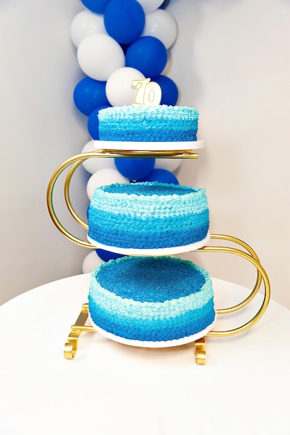 Bolo masculino de chantilly azul  Bolo de aniversário simples, Bolos de  aniversário para homens, Bolo masculino de chantilly