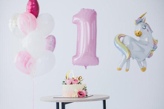 Lindo bolo de aniversário delicioso com creme branco e rosa biscoito de sobremesa fresca