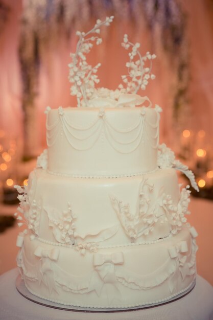 Lindo bolo de casamento branco