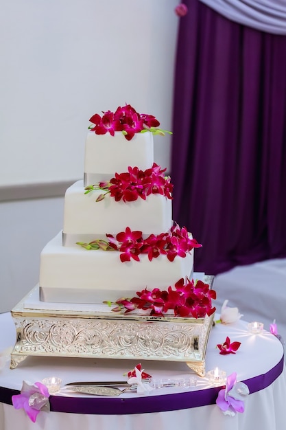 Lindo bolo de casamento branco