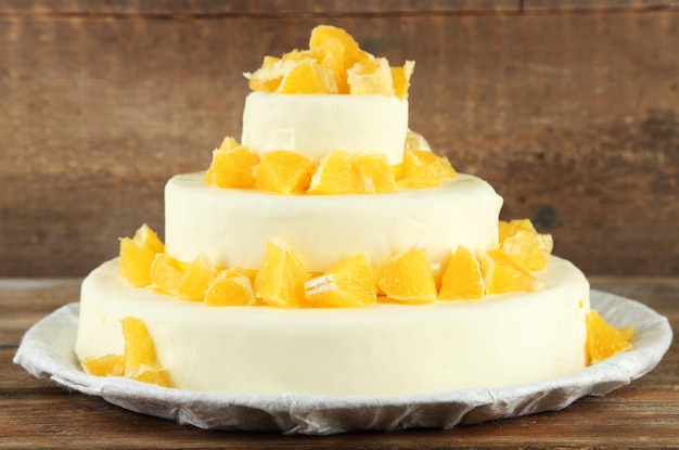 Foto lindo bolo de casamento com laranjas em fundo de madeira