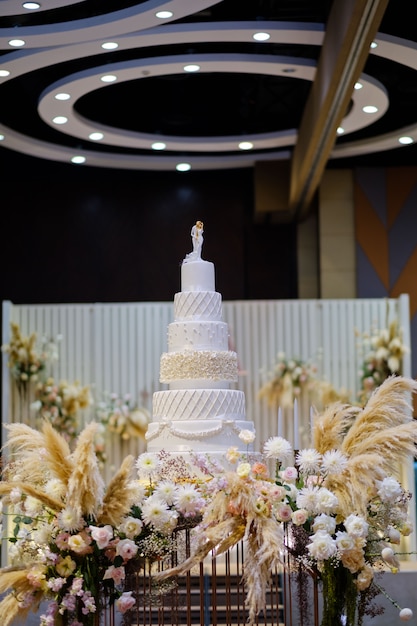 Lindo bolo de casamento, decoração de casamento de bolo branco