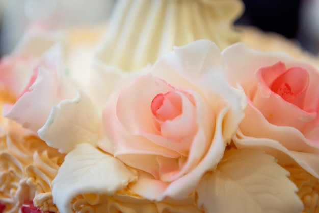 Lindo bolo de casamento grande com três andares decorado por delicadas rosas doces Ao ar livre um bolo de casamento branco com três níveis e rosas vermelhas