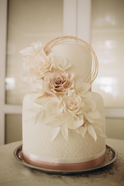 Lindo bolo de casamento perto do bolo e foco seletivo de fundo desfocado