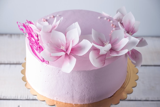 Lindo bolo de casamento rosa decorado com flores