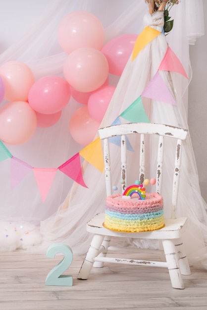 Foto lindo bolo de creme arco-íris de aniversário bolo colorido e balões quebra de bolo de aniversário de meninas