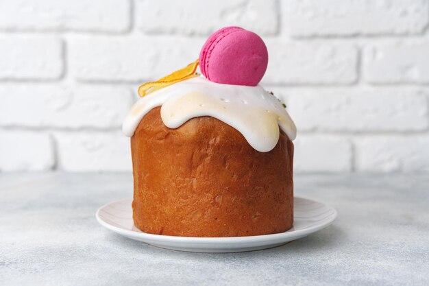 Foto lindo bolo de páscoa decorado com biscoito de macarons e pedaço de laranja seca