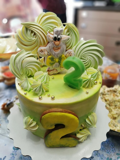 Lindo bolo verde festivo para o aniversário de uma criança de 2 anos. produtos caseiros de férias.