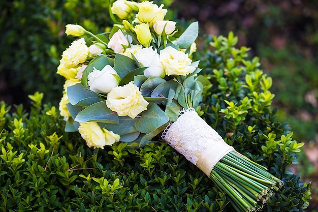 Lindo bouquet de noiva deitado na grama verde