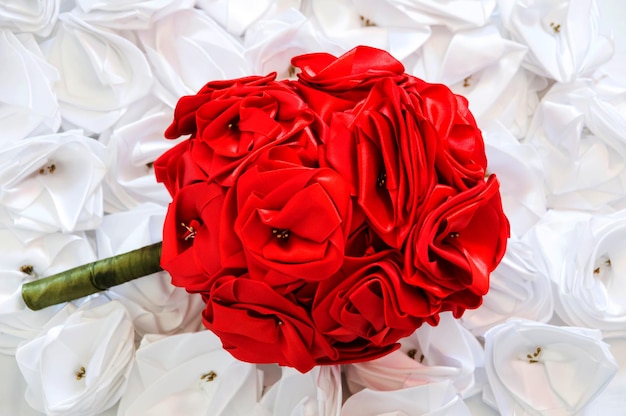 Lindo buquê artificial de rosas vermelhas