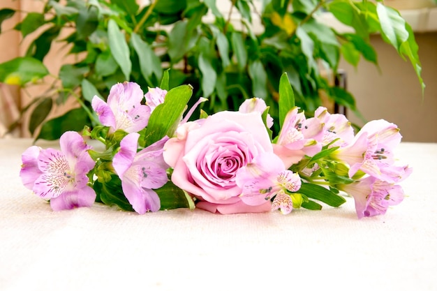 Lindo buquê de alstroemeria rosa e flor rosa em pano de linho