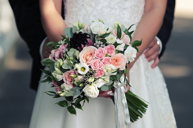 Lindo buquê de casamento brilhante nas mãos da noiva