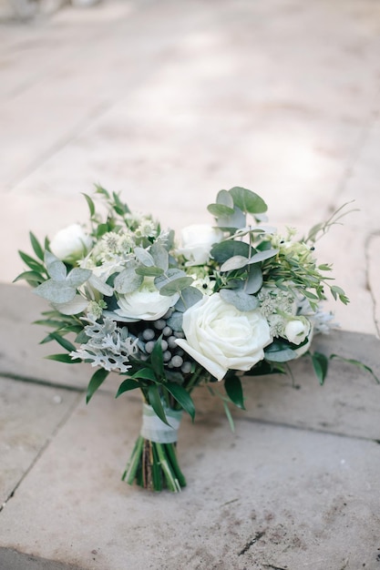 Lindo buquê de casamento coletado de diferentes flores frescas