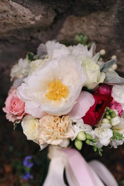 Lindo buquê de casamento coletado de diferentes flores frescas