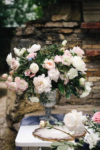 Lindo buquê de casamento coletado de diferentes flores frescas