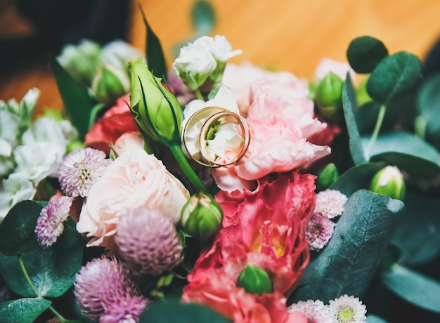 Lindo buquê de casamento com anéis de ouro